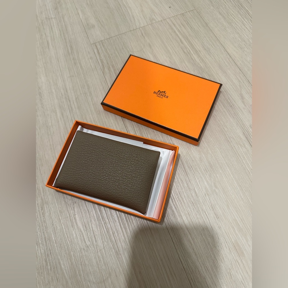 Authentic BNIB Hermes Calvi Goatskin Etoupe card holder